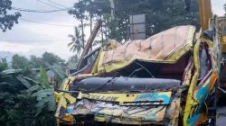 Truk Muatan Melon Terjun Bebas ke Dasar Sungai di Glenmore