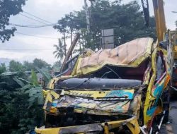 Truk Muatan Melon Terjun Bebas ke Dasar Sungai di Glenmore