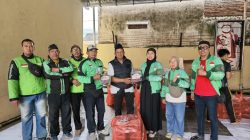 Wujud Kepedulian, Polresta Banyuwangi Berbagi Daging Kurban kepada Driver Ojol