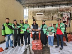 Wujud Kepedulian, Polresta Banyuwangi Berbagi Daging Kurban kepada Driver Ojol