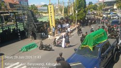 Simbol Matinya Keadilan: Dua Keranda Mayat Warnai Unjuk Rasa di Depan Mapolresta Banyuwangi