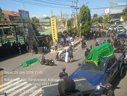 Simbol Matinya Keadilan: Dua Keranda Mayat Warnai Unjuk Rasa di Depan Mapolresta Banyuwangi